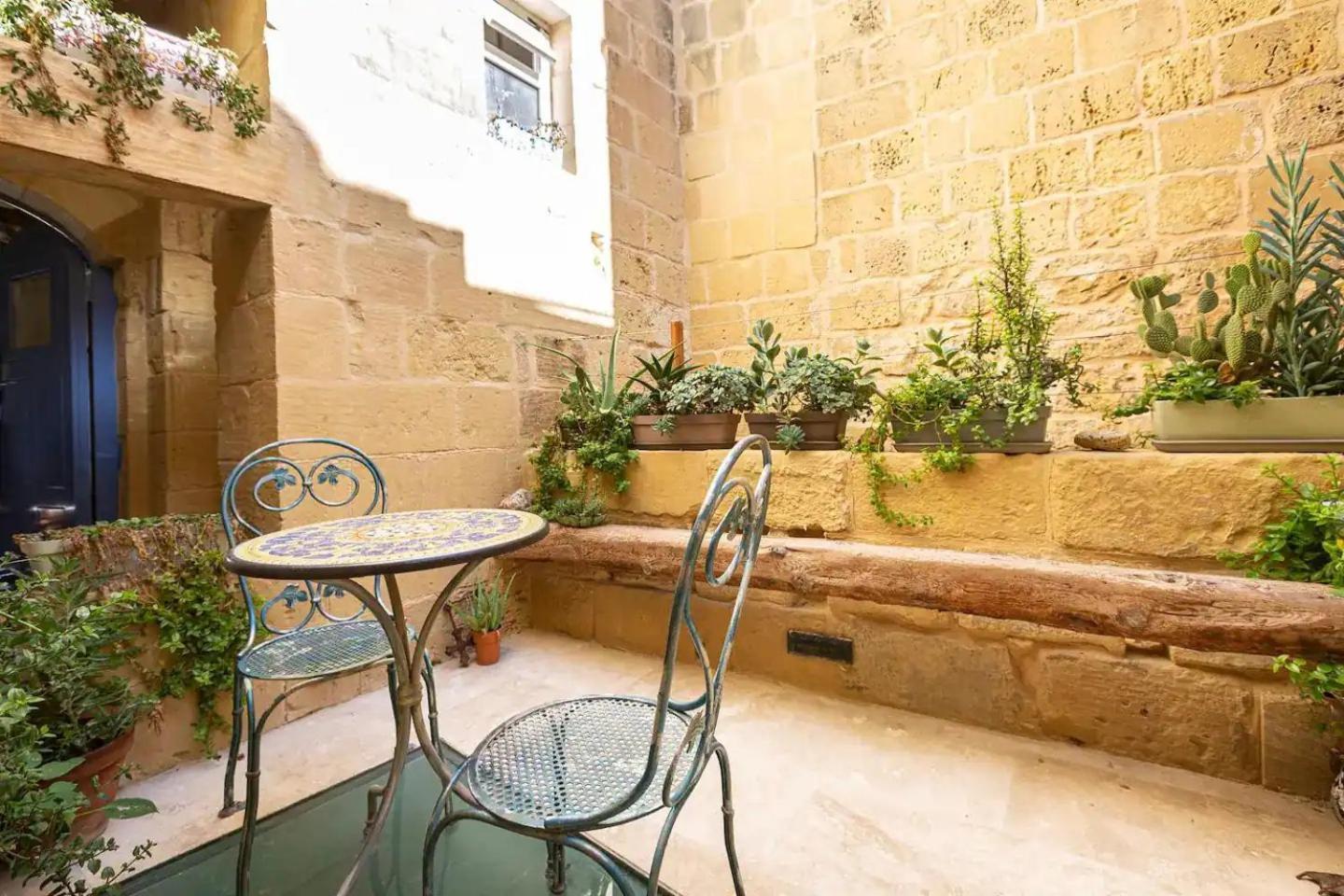 ויקטוריה Historic Hideaways - 900 Year Old Converted Studios מראה חיצוני תמונה