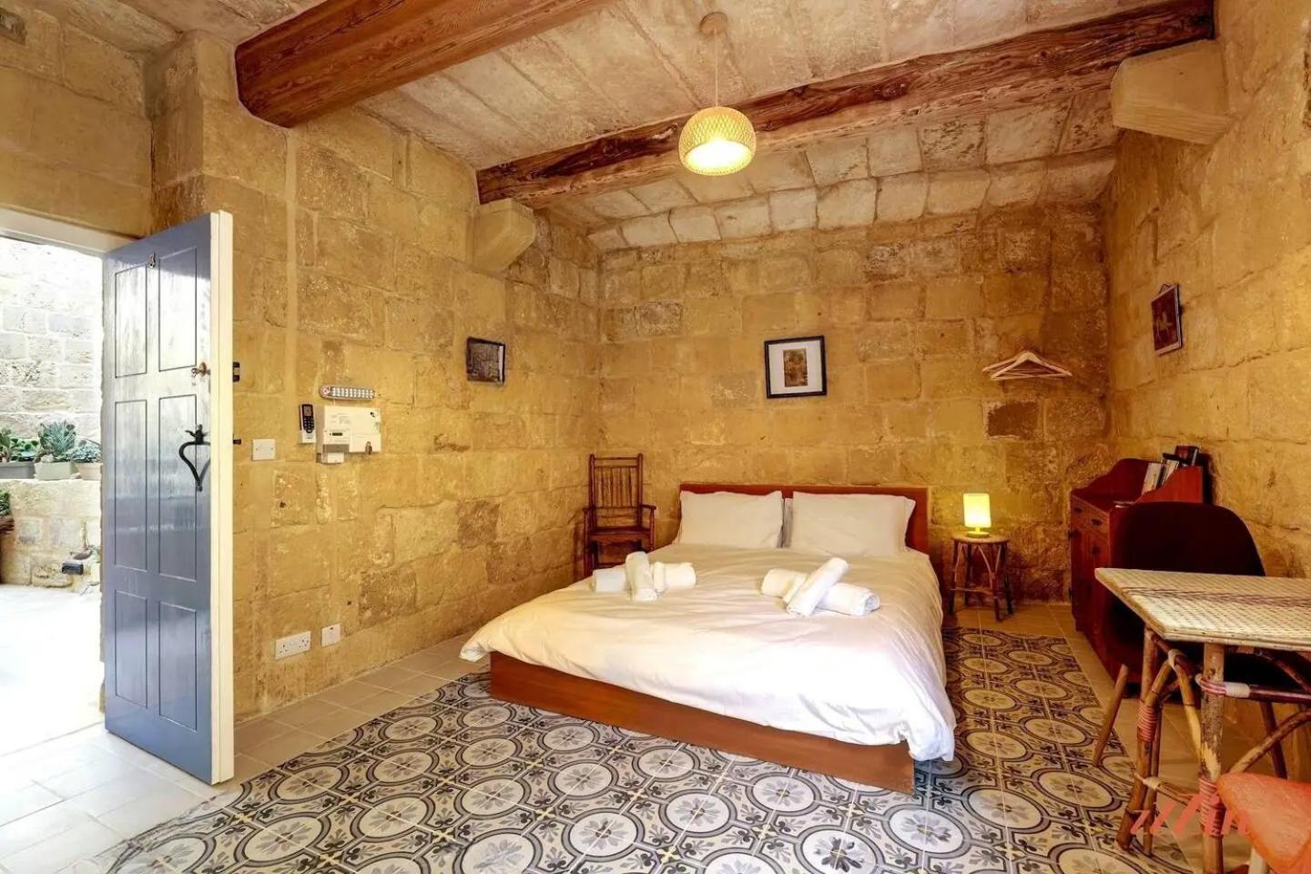 ויקטוריה Historic Hideaways - 900 Year Old Converted Studios מראה חיצוני תמונה