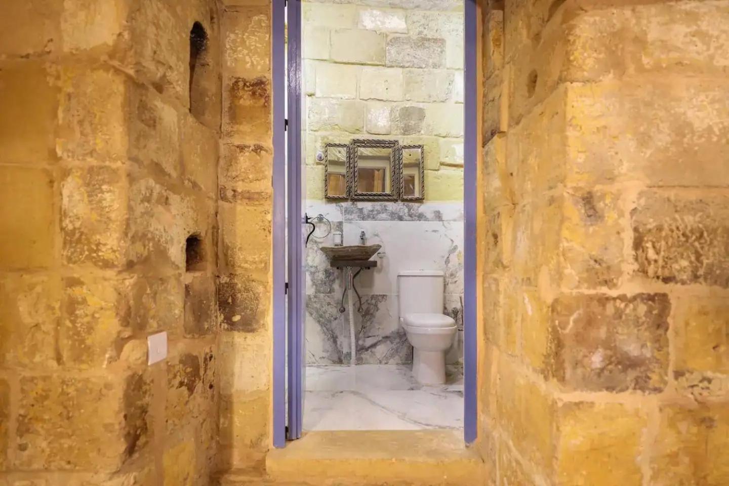 ויקטוריה Historic Hideaways - 900 Year Old Converted Studios מראה חיצוני תמונה