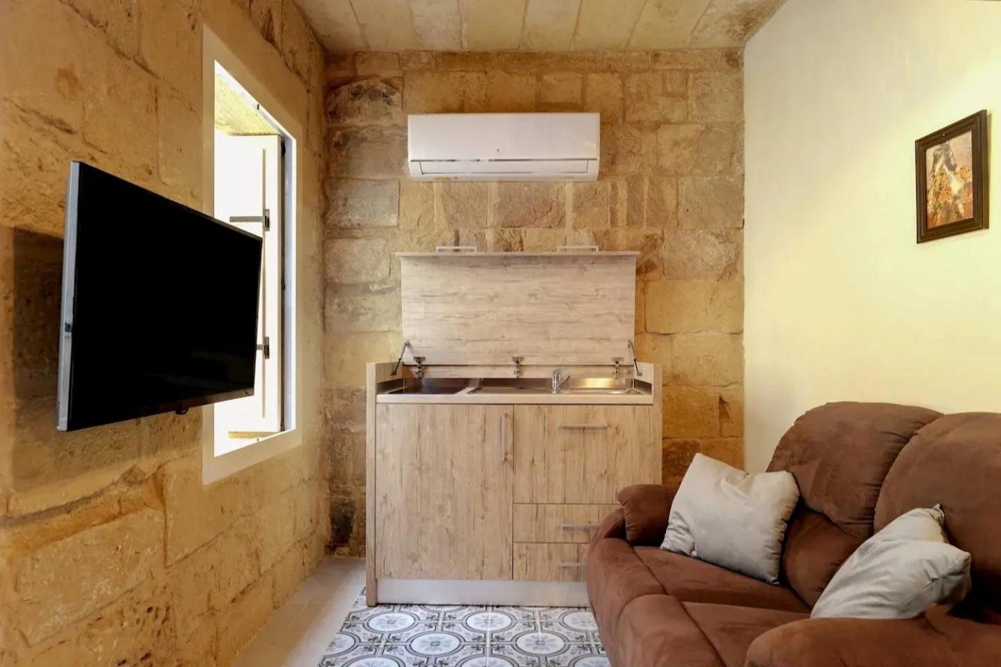 ויקטוריה Historic Hideaways - 900 Year Old Converted Studios מראה חיצוני תמונה