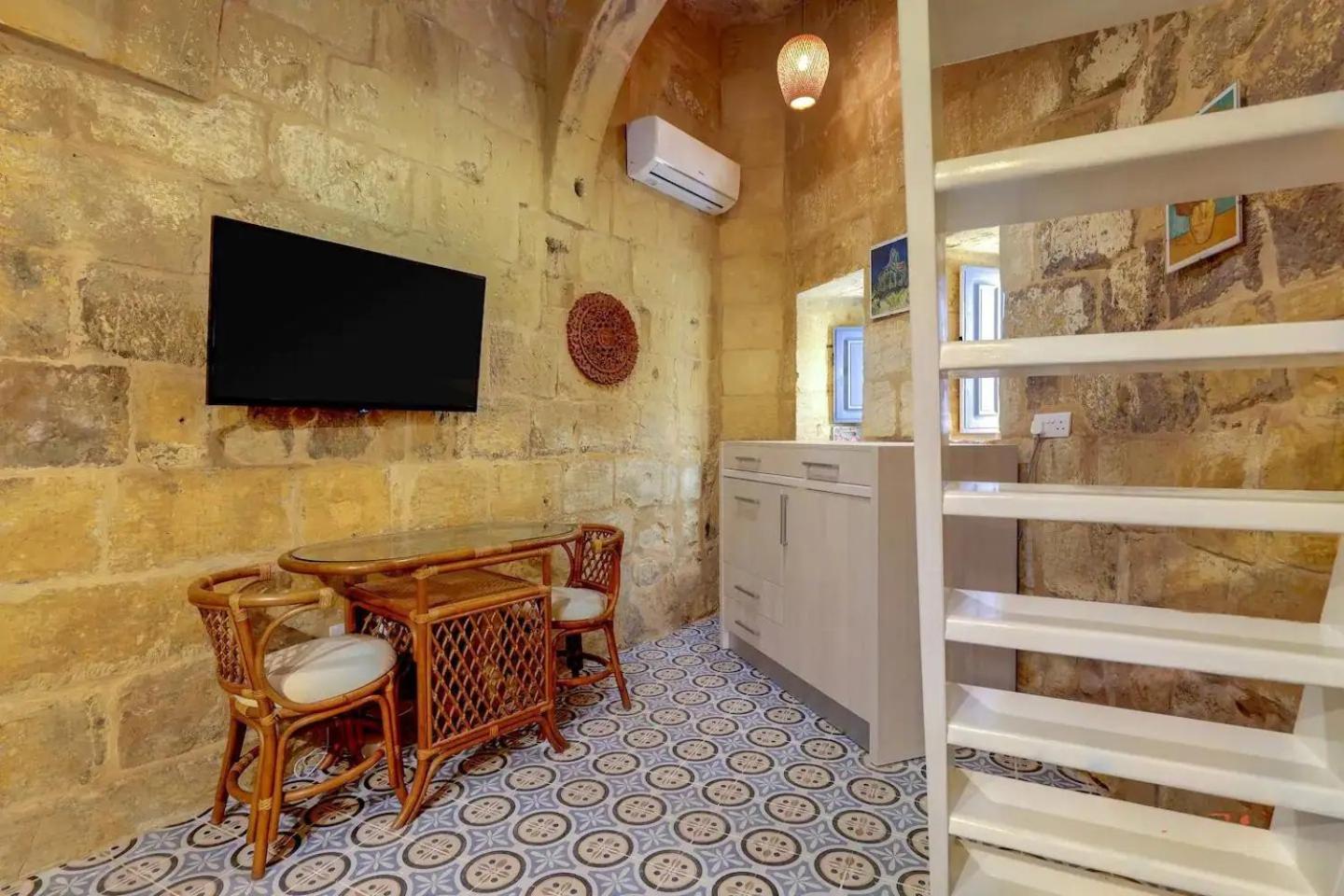 ויקטוריה Historic Hideaways - 900 Year Old Converted Studios מראה חיצוני תמונה