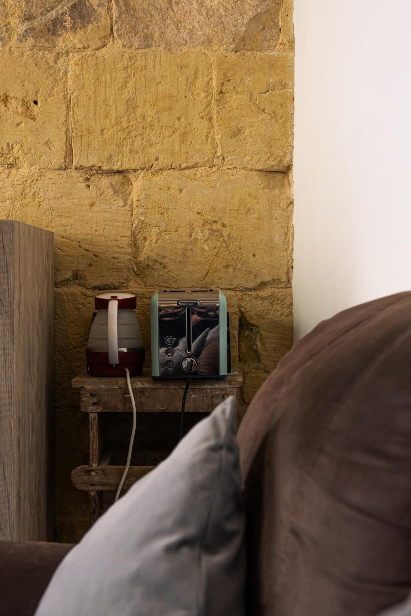 ויקטוריה Historic Hideaways - 900 Year Old Converted Studios מראה חיצוני תמונה