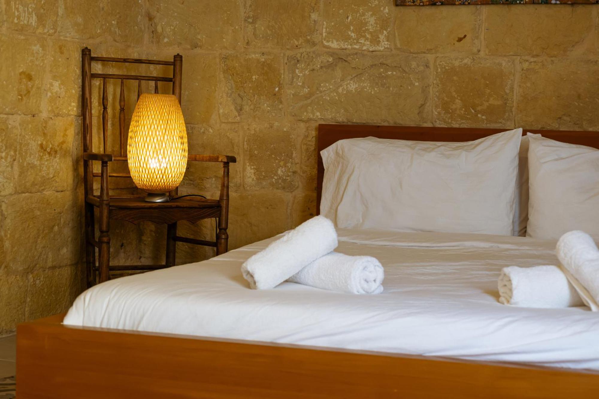 ויקטוריה Historic Hideaways - 900 Year Old Converted Studios מראה חיצוני תמונה