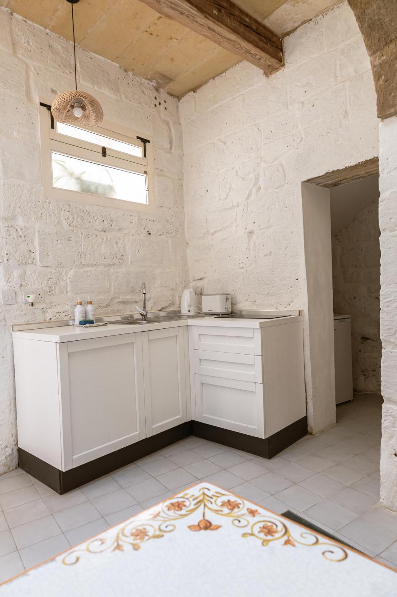 ויקטוריה Historic Hideaways - 900 Year Old Converted Studios מראה חיצוני תמונה