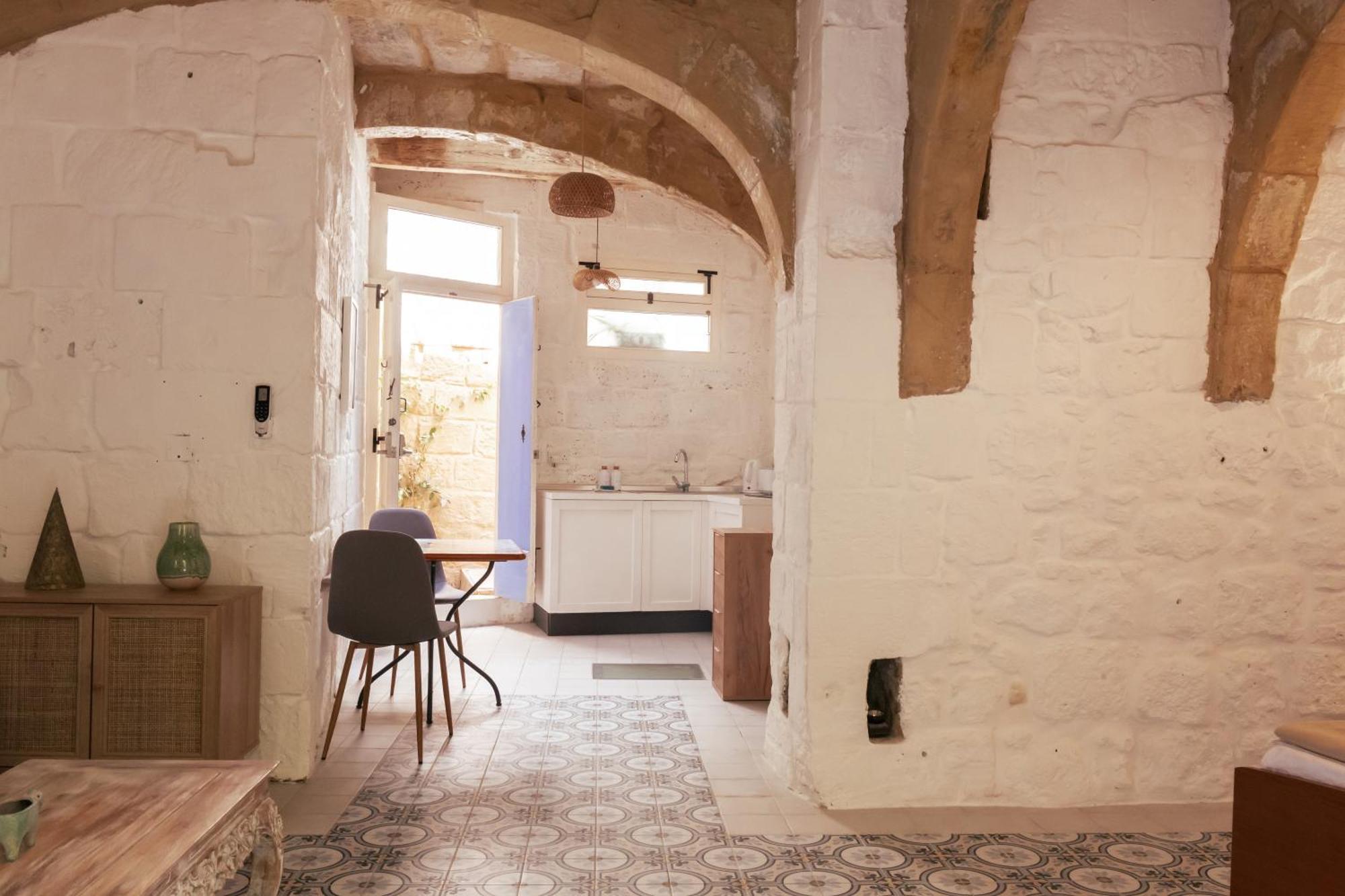ויקטוריה Historic Hideaways - 900 Year Old Converted Studios מראה חיצוני תמונה