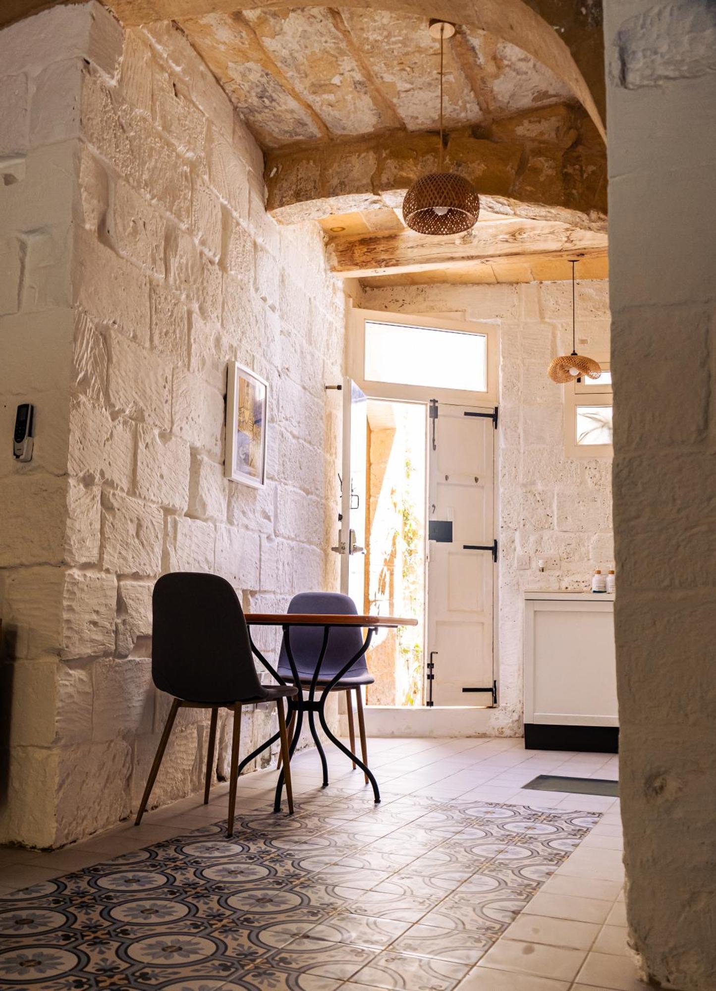 ויקטוריה Historic Hideaways - 900 Year Old Converted Studios מראה חיצוני תמונה