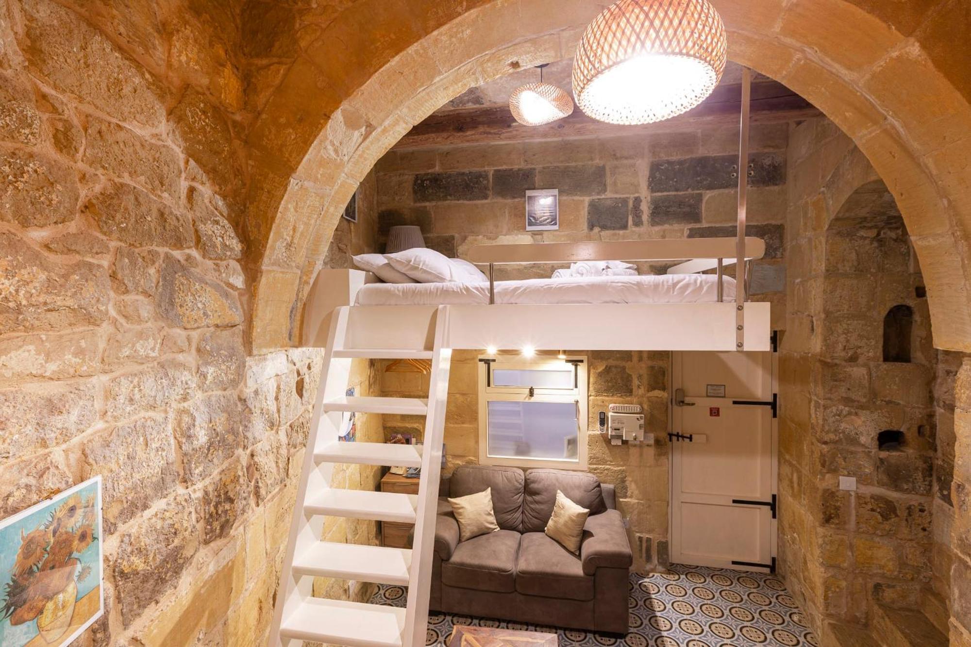 ויקטוריה Historic Hideaways - 900 Year Old Converted Studios מראה חיצוני תמונה